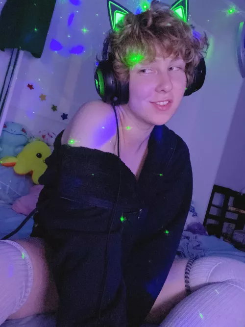 just moved to a new city and took pics in my new room ^_^