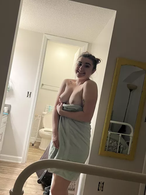 Post shower pic (19f) 🥺