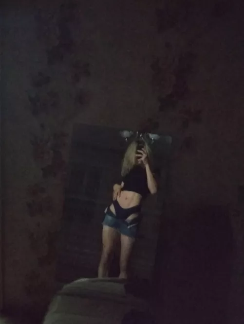 strange top. let's lie in an embrace under netflix