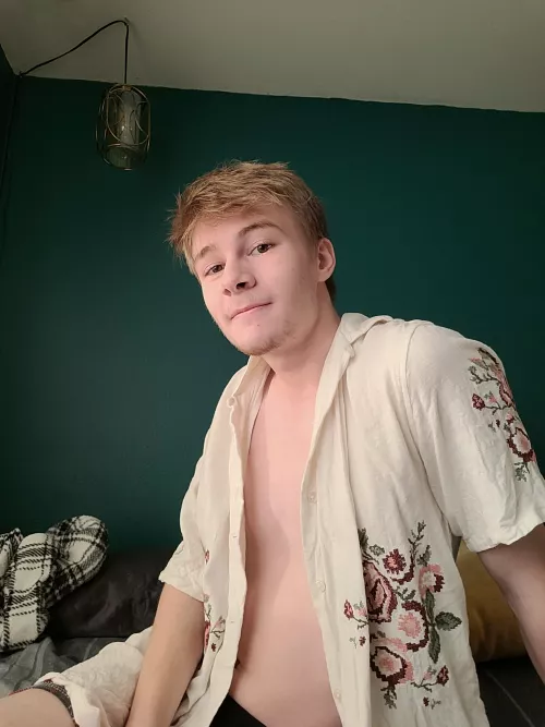 20, I'm sick so I'm takin' mini photo shoots in my room to feel better.