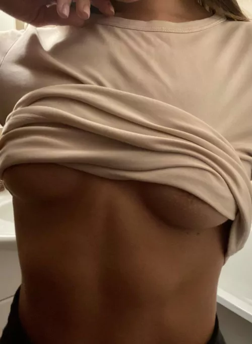 Any small boobs lovers awake? This one's for you 😘