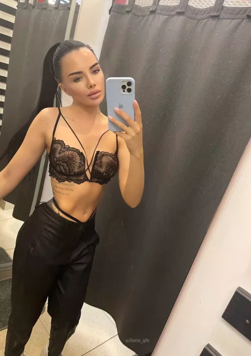 Are there guys here who want to kiss or lick my titty?