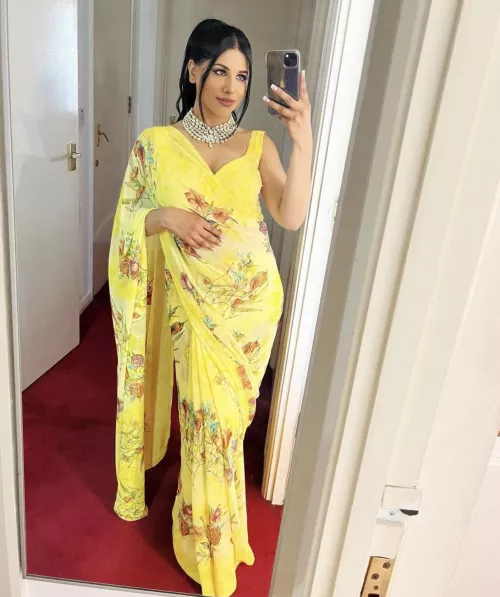 I love being a femboy and wearing desi clothing omg