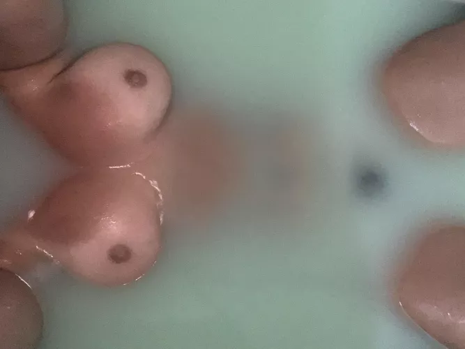 Lush bath bombs never disappoint 🛁🤤