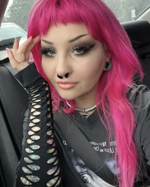 I will gladly use your face as my chair before I dress you up 💅🏻 🍑👅