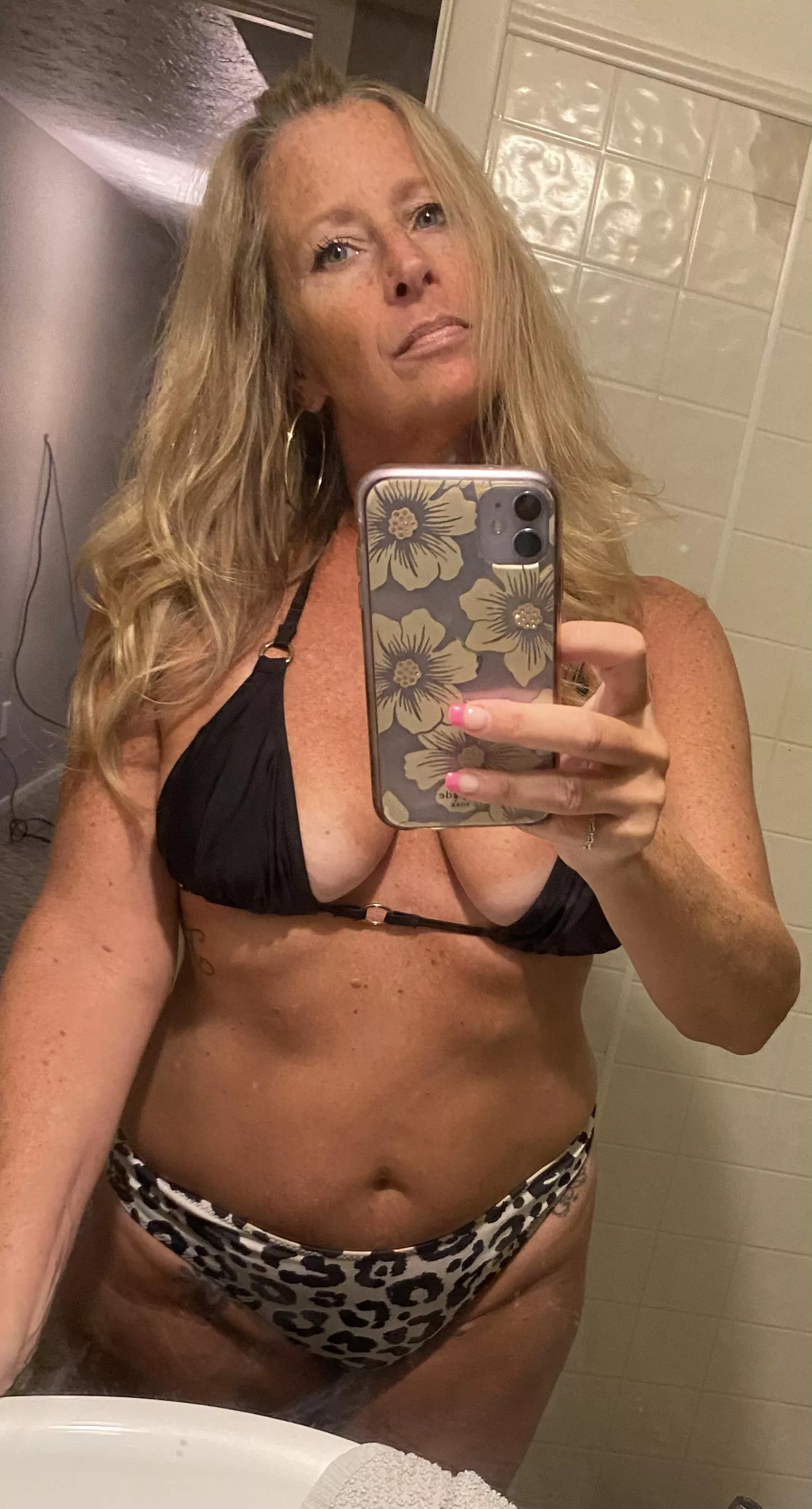 loving my tan 🤩