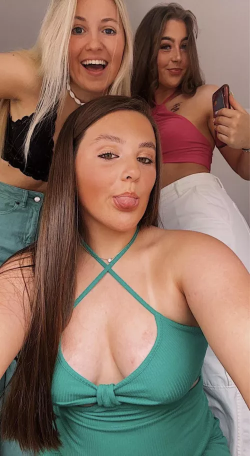 Need someone to cum tribute vid to me🥰 giving my nudes as rewards😋 pm me x