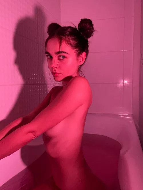 Taking a bath together is very romantic 💞