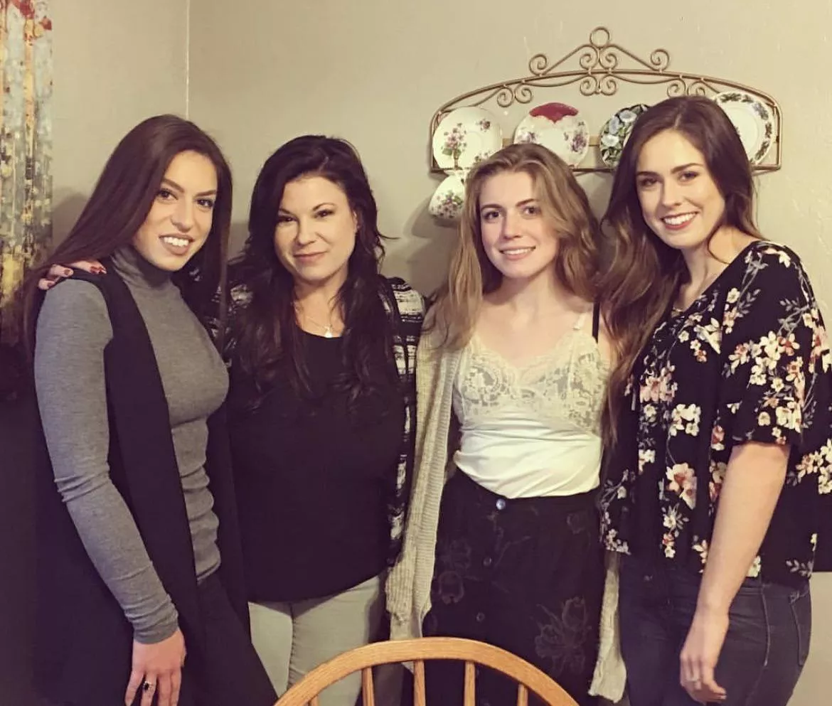 [4] Young Milfs