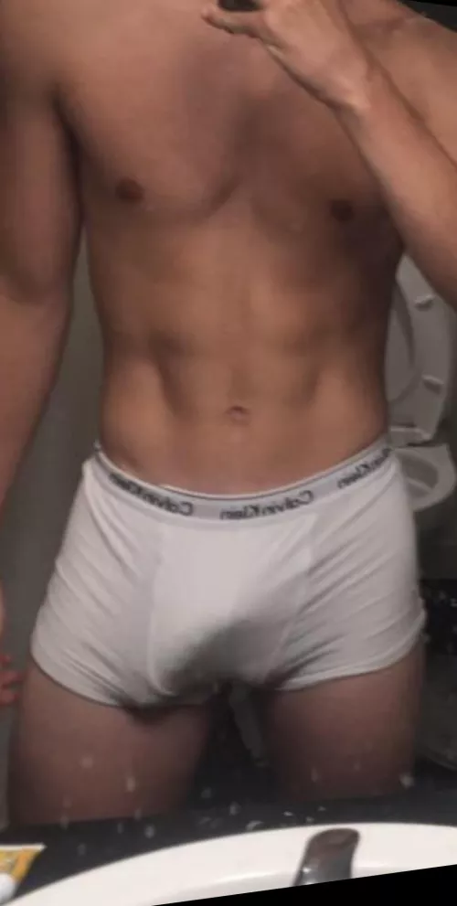 Any dominant mommy’s out there looking to boss around a hung pretty boy like me?