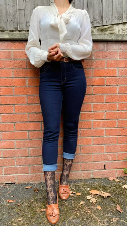 Day 11 of office trouble: anyone who guesses how my bow shirt got wrinkled gets a prize 💋😉