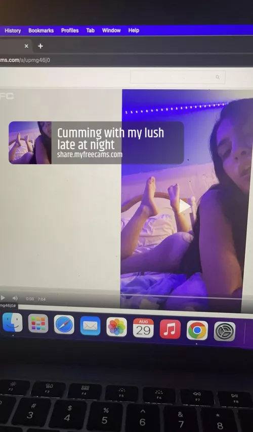 New content on my share 💜 Live now on cam come say hi😈