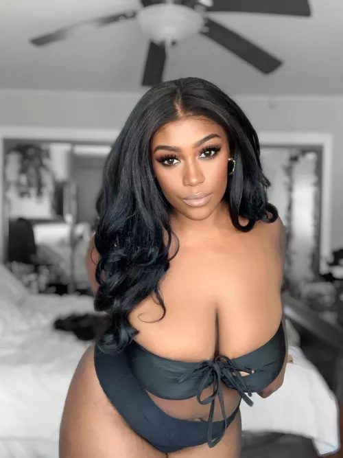 showing off in my fav black bikini😘🖤👸🏾cum strip it offff meeee