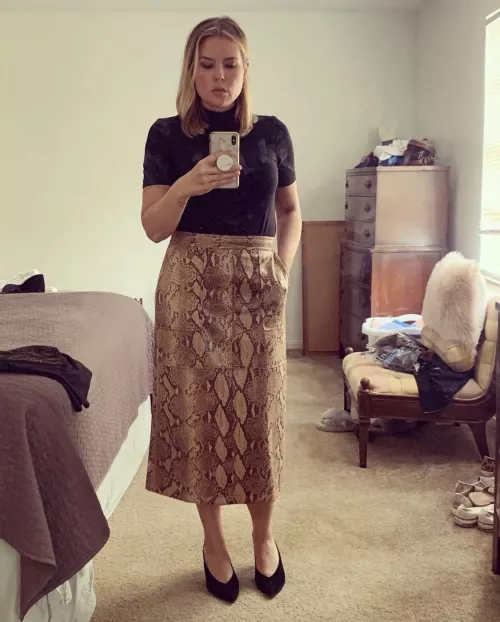 Trading my milf. Love dress up pics. Hit me up on tele Nakedladies99