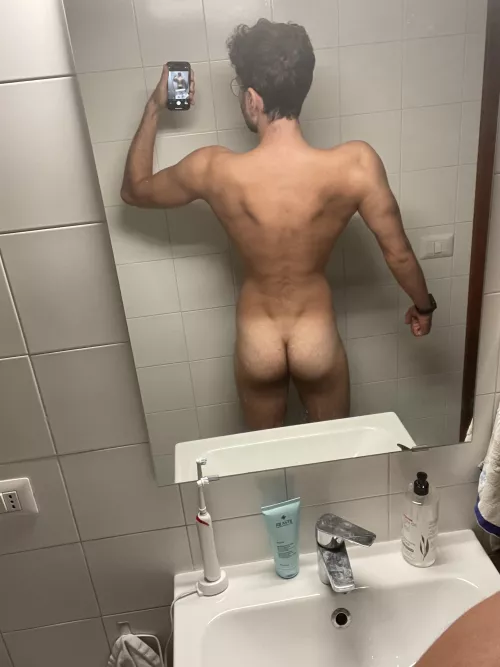Wide back small butt