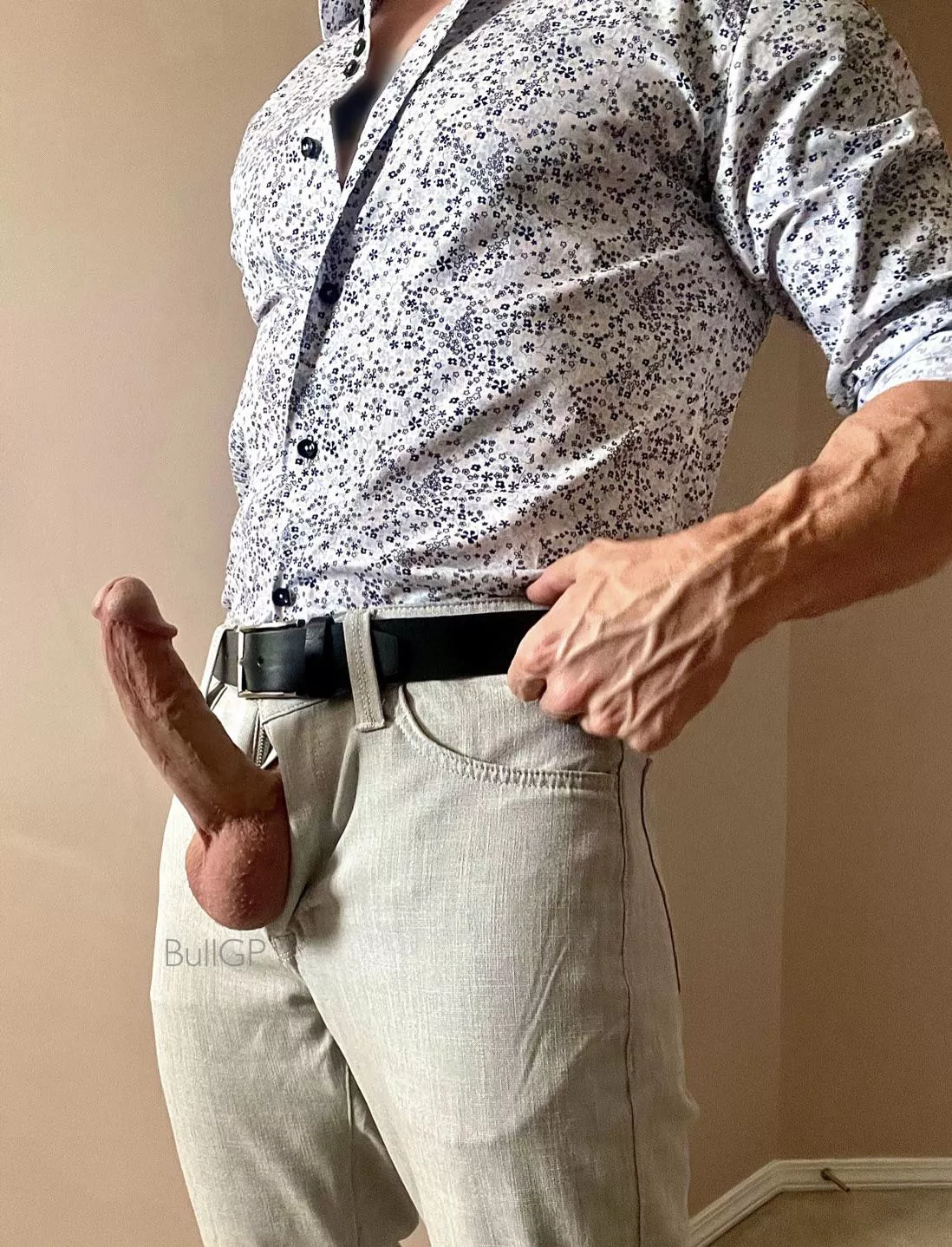 Daddy’s home! Who’s going to be the first to drop and deepthroat me?