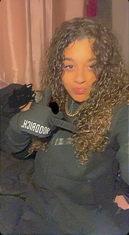 Dm if you can jerk to her live on cam on a second screen