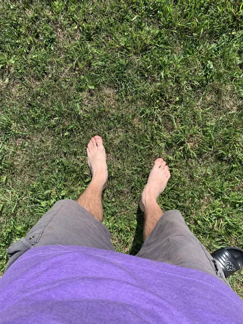 Feet on grass. 👣