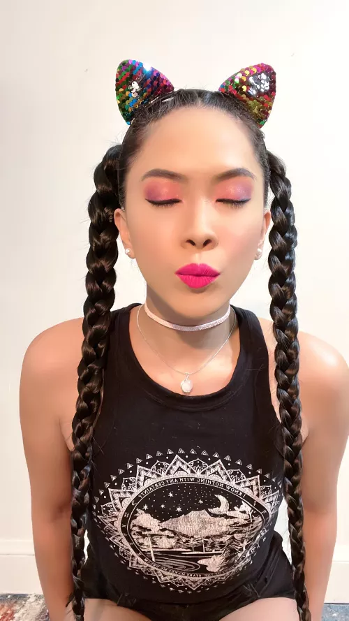 Happy Tuesday! Come and kiss me!