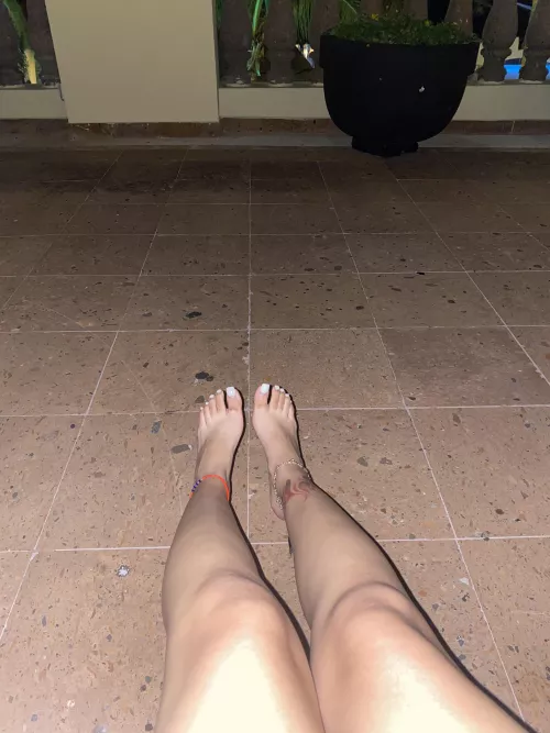 Hopefully I find a foot slave while I’m here on vacation 😈😍👅💦