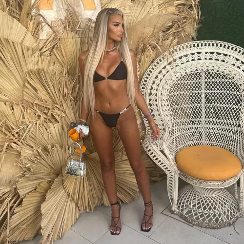 Megan (famous for fake tanning herself to look black 🤨)