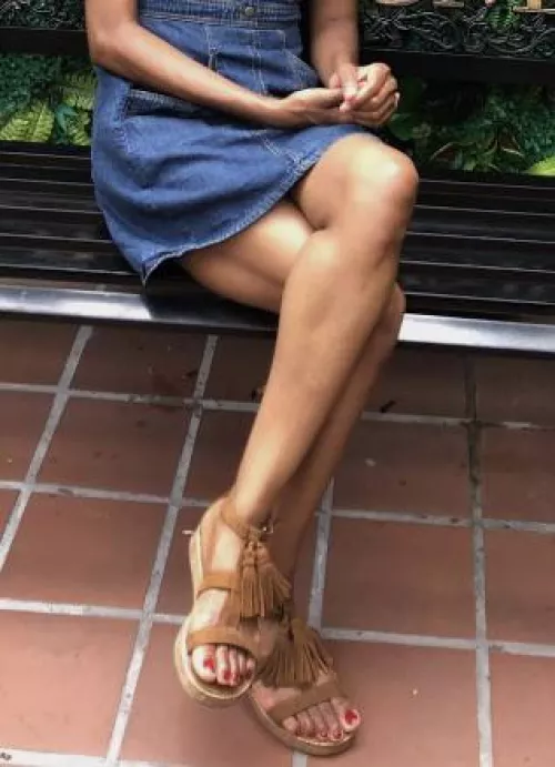 Pretty in public. (F)