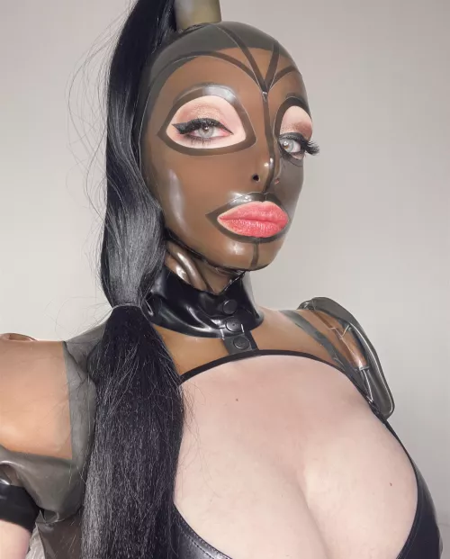 Today, I’m very excited to post my new hood. I love the Smokey black colour and will try to post more of that. I wish you a great day and don’t forget, the best is yet to come 💣 #latex