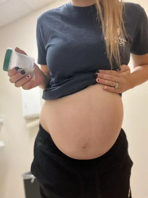 38 weeks pregnant drs appointment peeing in a cup then they are gonna see how dilated I am.🤰🏻LOOK AT MY BIG BELLY!