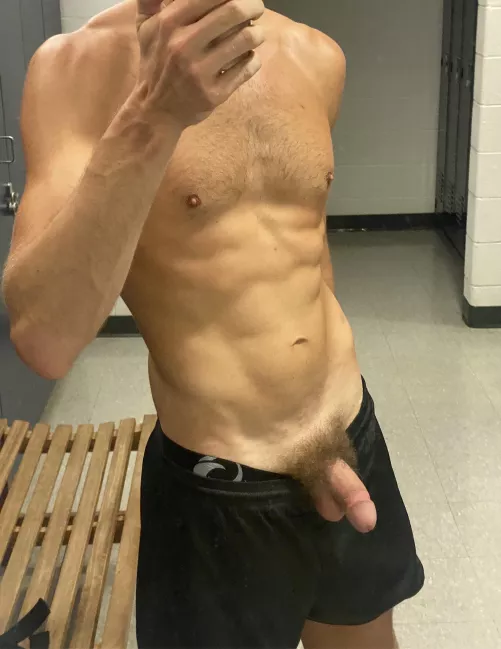 There was a guy lifting shirtless in my gym today, got me a bit chubbed