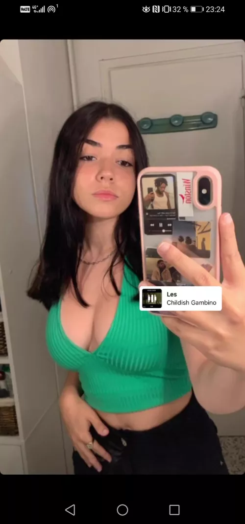 venez parler sur elle