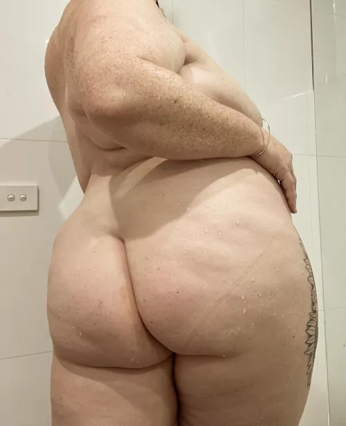 Wet booty is good booty 🖤