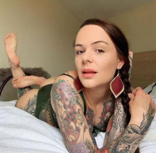 Arrow up, If you are into feet, Pegging and ass play 😋❤️🥵👻🤡