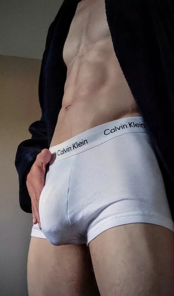 I've got something huge for you to suck on hiding behind my Calvin's! Wanna have a taste? 😜🍆