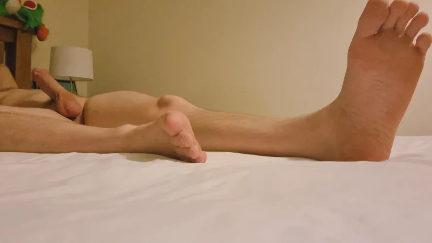 M26, straight, who loves showing feet and cock, occasionally at the same time 😯