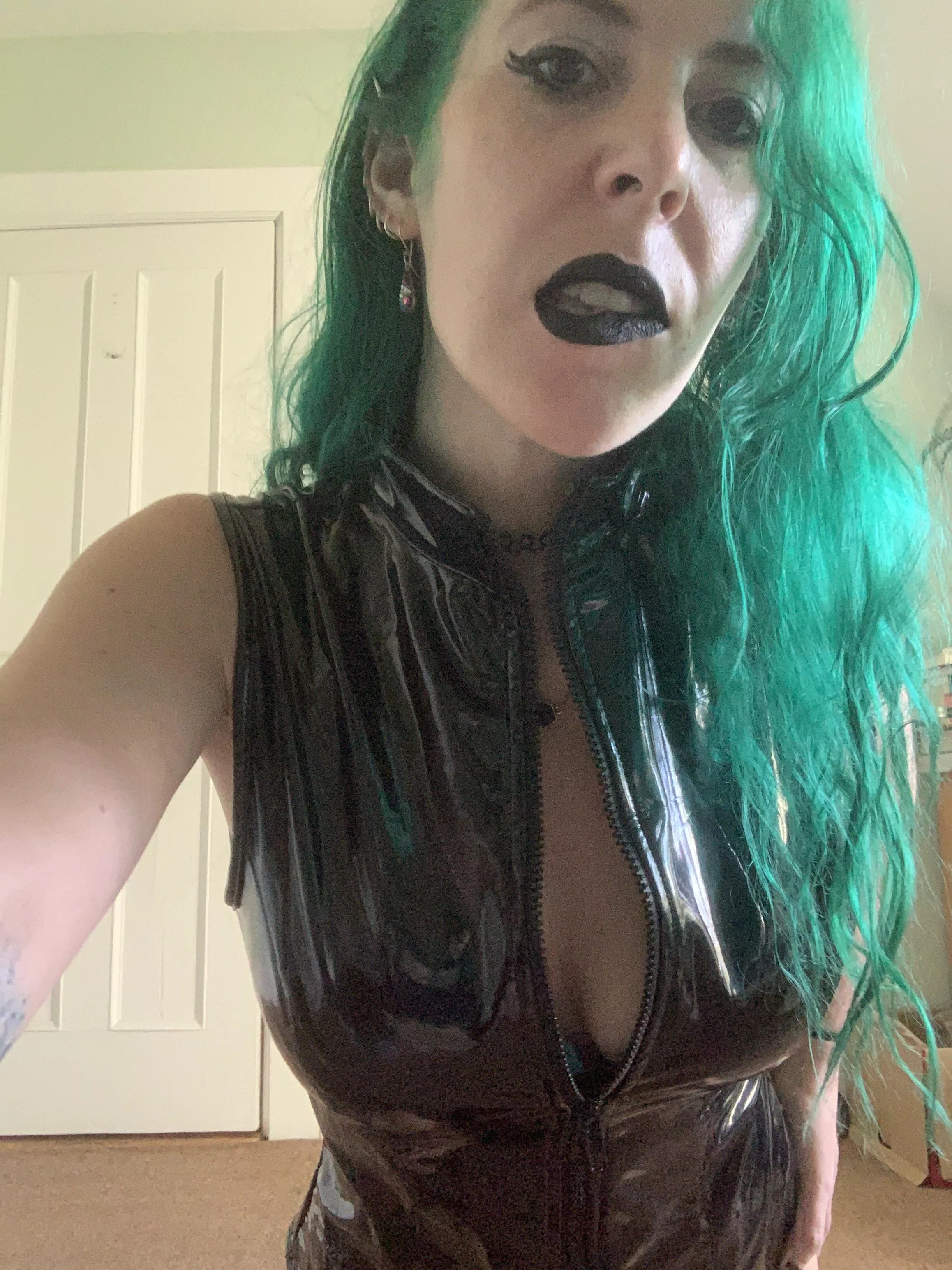 Shiny lipbite