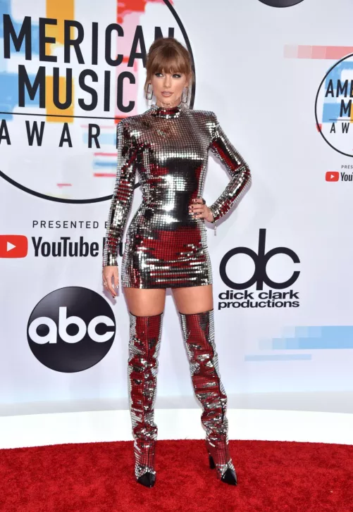 Taylor swift is utter perfection. She looks like a goddess in this outfit and I love cumming to it.