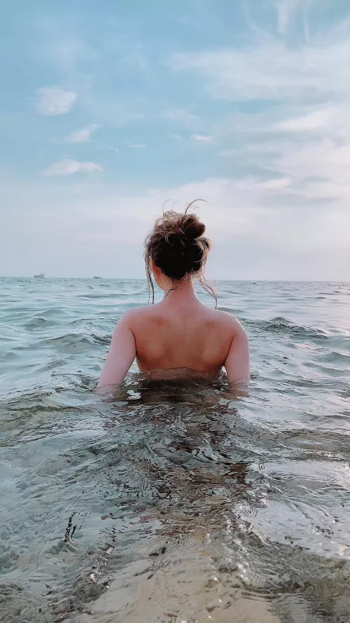 Enjoying the ocean 🌊 Happy Friday everyone!