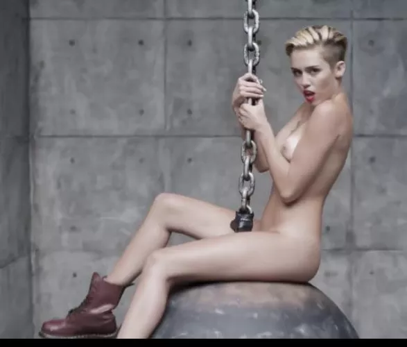 Miley Cyrus - wrecking ball