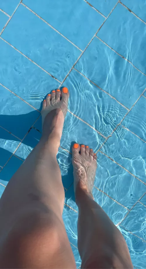 Pretty feet in clear water. I like it. Do you?