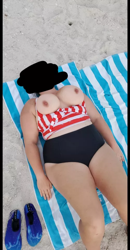 Tits out on a public beach ⛱️