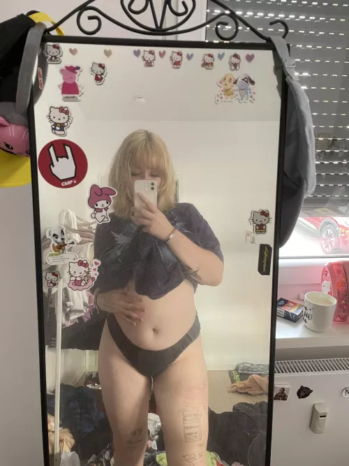 Would you let me sit on you while we watch TV ⸮ <3