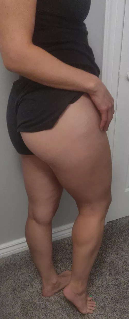 You can jerk off to my huge mom ass 💦💦 Mom/Wife 30s