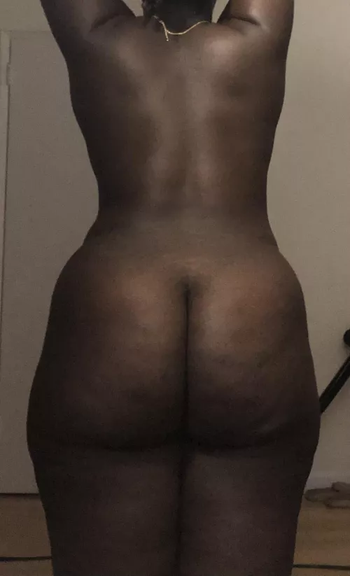 25f, 213lbs, 5’7 {first full shot of my nude back - interesting}