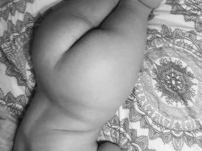 Any ladies wanna message my man while we lay in bed together?