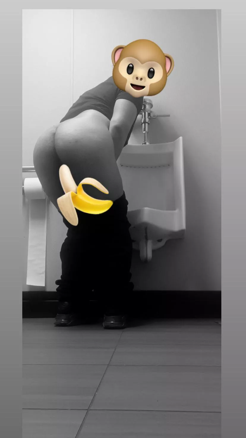 I’m A kinky little fucker. Waiting for you in the mens room ready to eat your cum or piss. 🤤🤤🙈