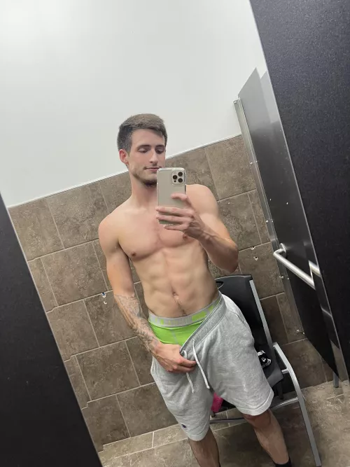 Top 1% creator w/ 300+ photos & 70+ videos. Cum & have some fun with me 😏💦link below ⬇️