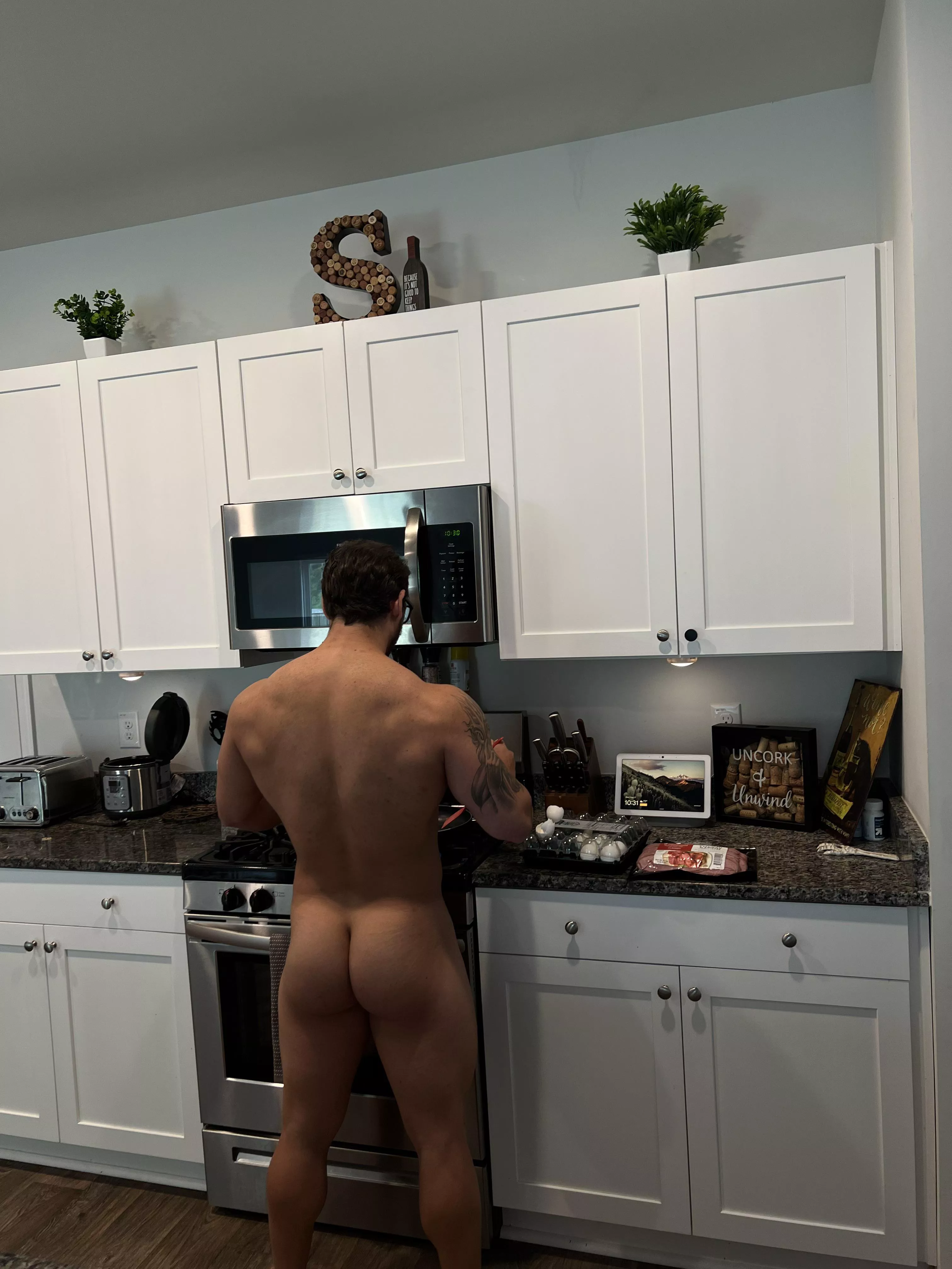 Am I the only one who gets extremely horny and hungry after leg day? [m]
