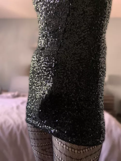 Any good girls wanna lift my dress up and start licking?