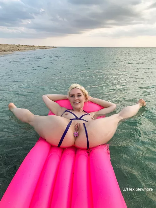 It was a beautiful day, I was relaxing at the sea, wanna join me next time?😜 (f)