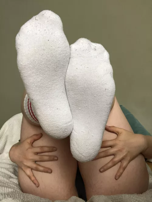 Morning!! Time for me to wear these pretty white socks all day and get them covered in my scent😈